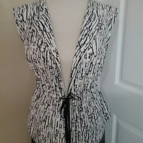 Alberto Makali Black & White Tie Front Long Vest Dress - Picture 2 of 5